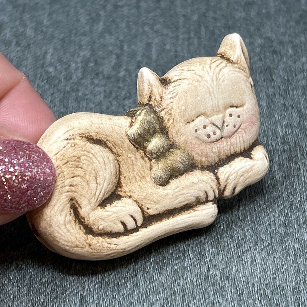 Vintage Ceramic Sleeping Cat Refrigerator Magnet Curled Kitty Gold Bow 2.25"